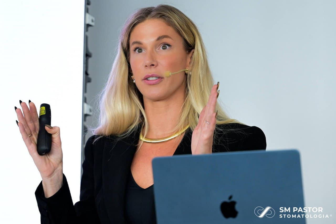 Dr. Kim Schlam lecturing at Straumann on digital workflows